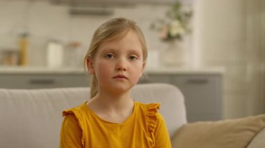 Kafkasyalı küçük kız üzgün, ciddi, kasvetli, çocuk kızı, evde aile sorunlarına bakıyor, çocuk sağlığı sorunları, evlat edinme, velayet sorunları, mutsuz bebek vesikalığı, kapalı alanlarda çekilmiş vesikalık fotoğrafları.