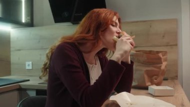 Kafkas kadın bayan kız, yemek yemekten, çiğnemekten, çiğnemekten, tatmaktan, lezzetli burgerlerden, aşırı kilolu, sağlıksız yemek ürünü, kalori ağırlığı diyet fiyaskosundan memnun.