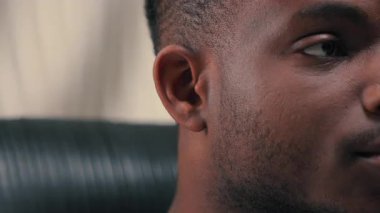 Fütürizm Afro-Amerikan etnik erkek adam beyaz fütüristik odada kapalı siber uzay modern teknoloji kablosuz kulaklık taktı müzik dinledi müzik dinledi ses çevrimiçi radyo