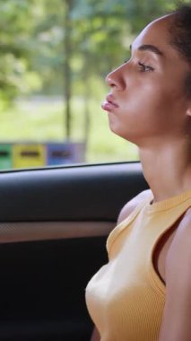 Stresli Afrikalı Amerikalı iş kadını sürücü direksiyona yaslanıyor araba içinde yorgun kadın trafik kazası şehir iş kadını kız otomobil taşıma aracı kötü gün