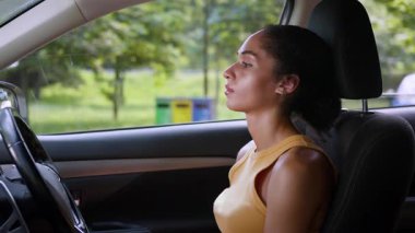 Kazadan sonra arabanın içinde ağlayan üzgün Afrikalı Amerikalı kadın sürücünün sinirleri bozuldu. Araba krizi yaşayan endişeli iş kadını ümitsizliğe kapıldı.