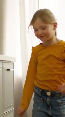 Mutlu Kafkasyalı küçük kız çocuk evde tek başına dans ediyor. Aktif dans ediyor. Aile partisinde eğleniyor.