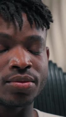 Portre Afro-Amerikalı dişlek, fütüristik uzay fotoğrafında kameraya bakıp gülümseyen dişçi, dişçi, neşeli erkek, fütürizm beyaz stüdyosunda mutlu bir şekilde oturuyor.