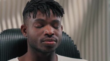 Portre Afro-Amerikalı dişlek, fütüristik uzay fotoğrafında kameraya bakıp gülümseyen dişçi, dişçi, neşeli erkek, fütürizm beyaz stüdyosunda mutlu bir şekilde oturuyor.