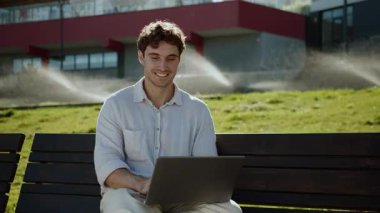 Mutlu Kafkasyalı adam dizüstü bilgisayar programcısı gülümsüyor iş adamı teknolojisi uzaktan kumandalı serbest çalışan, çalışan, çalışan, dışarıda çalışan, iş adamı, kodlayıcı şehir interneti gülümsüyor.