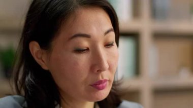 Kapalı Asyalı düşünceli, düşünceli, düşünceli, düşünceli kadın Çinli Çinli Japon iş kadını ofis müdürünü düşünmeyi düşünmeyi iş adamı olarak düşünmeyi yalnız başına üzgün ruh hali sorunu çözümü şüphesi