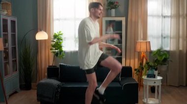 Yorgun, beyaz erkek erkek sporcu. Hızlı koşuyor, terliyor, koşuyor, koşuyor, zıplıyor, dizlere dokunuyor, koşuyor, bacak çalıştırıyor, kardiyo koşusu yapıyor, sağlıklı yaşam tarzı geliştiriyor.