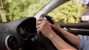 Tanımlanamayan, yaşlı, beyaz, yaşlı kadın elleri direksiyonda, otomobil gezisi, araba kiralama, araç kiralama, araç kiralama...