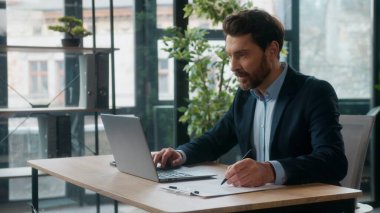 Başarılı Kafkasyalı iş adamı. Ofiste dizüstü bilgisayarı yazan profesyonel erkek muhasebeci girişimci. Veri muhasebe müteahhiti işveren.