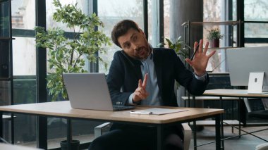 Ofiste çalışan çok görevli Kafkasyalı işadamı müşteri cep telefonu işadamı erkek profesyonel yöneticinin kapalı alanda akıllı telefon problemi kullanarak tartıştığını vurguladı.