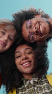 Kafa kafaya vermiş üç çok ırklı öğrenci, şehir üniversitesinde Afrika kökenli Amerikalı erkek, beyaz kadın kız kız kız kız, kız öğrenci jestlerinin başarısını kutluyor.