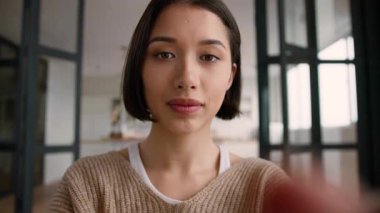 POV webcam mutlu beyaz kadın haber daktilo eden heyecanlı cep telefonu bakış açısı bağımlısı kadın ekran sohbeti online dokunmatik ekranlı akıllı telefon okuma kazanma şoku