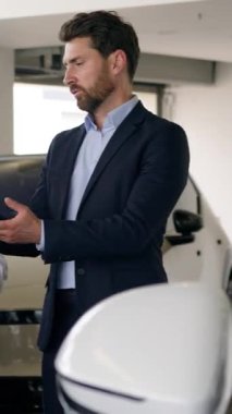 Beyaz adam müşteri alıcısı galeride konuşan yeni kadın satış elemanını seçiyor. Düşünceli erkek lüks araba tüccarı otomobil kuaförü işadamına danışmanlık yapıyor. Satıcı kadın kira hizmeti kredisi alıyor.