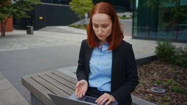 Beyaz iş kadını danışman müvekkil laptopla video görüntüsü kullan açık hava görüşmeleri işveren müdürü serbest iş kadını konferansı şehir merkezindeki uzak müzakere dersi projesi