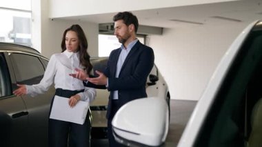 Beyaz adam müşteri alıcısı galeride konuşan yeni kadın satış elemanını seçiyor. Düşünceli erkek lüks araba tüccarı otomobil kuaförü işadamına danışmanlık yapıyor. Satıcı kadın kira hizmeti kredisi alıyor.