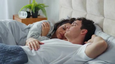 Mutlu Kafkasyalı çift, yatak odasında uzanmış, sevgilisine sarılıyor, rahat bir uyku çekiyor, sarılıyor, uykusunu alıyor, sevgi dolu, sevgi dolu, sevgi dolu, hafta sonu, sevgili gündüz uykusu.