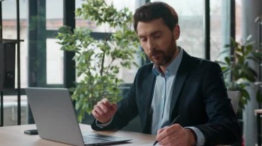 Kafkasyalı profesyonel işadamı video konferansında dizüstü bilgisayarla konuşuyor erkek yönetici CEO 'su HR çalışanı danışman adam ofis iş yeri pazarlığı anlaşmasında buluştu