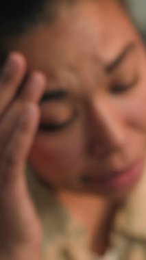 Kapatın melankolik Afro-Amerikan kadın başını tutuyor, kötü baş ağrısı çekiyor, ağlıyor, hayal kırıklığına uğramış kız üzgün, sağlık sorunu yaşıyor, evde stres yapıyor, negatif psikoloji sorunu, iflas ediyor.