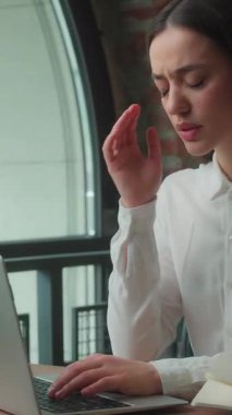 Kafkasyalı iş kadını kadın iş kadını sağlıksız baş ağrısı baş ağrısı, baş ağrısı girişimci bilgisayarlı iş yeri bilgisayarı yazma, bilgisayarı yazma, iş kadını aşırı çalışma sorunu yaşıyor.