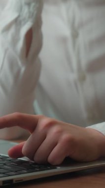 Fazla mesai yapmaktan yorgun düşmüş, laptoplu bilgisayarlı Kafkasyalı iş kadını. Düşünceli, düşünceli, kadın iş kadını şirketin CEO 'su, sıkıcı, düşük enerjili.