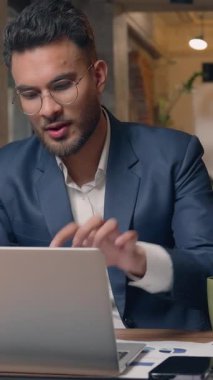 Arap Hindistanlı iş adamı dizüstü bilgisayar işi iş adamı dinlenme işini bitirdi kahve içti ofis masasına bacaklar koydu başarılı işveren erkek iş bitirici internet sohbetini tamamladı