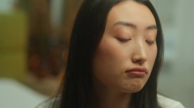 Düşünceli yalnız Asyalı kadının portresi evde yalnız başına üzüntü ve hayal kırıklığı yaşıyor Çinli bayan bayan, psikolojik bunalım umutsuzca sıkıcı olduğunu düşünüyor.