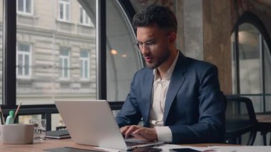 Arap iş adamı erkek iş adamı. İnternetteki işini tamamlayan iş adamı. Rahat ol, rahatla.