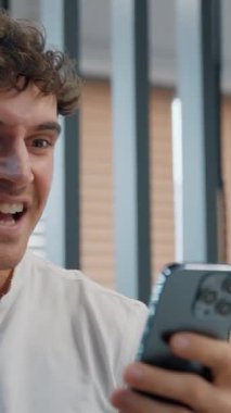 Kafkasyalı kaygısız işadamı cep telefonuyla kazanıyor. Ofiste akıllı telefon işadamı ile yürüyor. Şirketin zaferiyle birlikte telefon görüşmesi yapıyor.