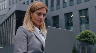 Düşünceli, beyaz, orta yaşlı iş kadını. Düşünceli bir iş kadını. Düşünceli bir iş kadını. Düşünceli bir iş kadını.