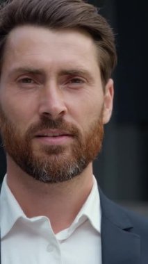 Portre gülen iş adamı Kafkasyalı olgun iş adamı. Kameraya bakıp gülümse. Erkek girişimci, eğlenceli şakalar yapıyor.