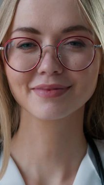 Kafkasyalı gülümseyen mutlu doktor kadın jest yapıyor kanser tedavisi için tedavi görüyor kadın kameraya bakan dişlek gülümsemeye bakıyor sağlık ilacı öneriyor gibi.