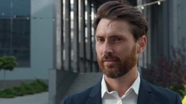 Yakın plan portre gülümsemesi başarılı beyaz iş adamı gülümsüyor. Başka yöne bakıyor. Kameralı, olgun iş adamı.