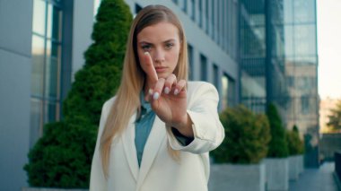 Kızgın beyaz iş kadını dışarıda el hareketi yapıyor. Ciddi kadın iş kadını reddediyor. İçki yasağı uyarısı yapıyor.