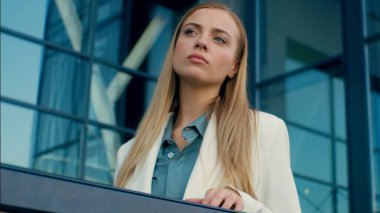 Yorgun Kafkas iş kadını şehir dışında balkonda dinleniyor. Yorgun kız yorgun iş kadını. Sıkıcı iş kadını.