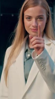 Gülümseyen beyaz iş kadını ofis binasının yakınındaki kamerayı işaret ederek HR yöneticisini işe aldı. Adayları davet etti. Kadın işkadını istihdam ediciyi şehir merkezindeki şirket röportajına davet etti.