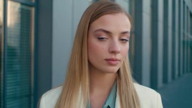 Mutlu gülümseyen beyaz iş kadını dışarıda kameraya bakıyor ofis bayan iş kadını rahatlamış işçi yönetici CEO öğrenci resmi kıyafet kentsel adam toplama kariyer başarısı