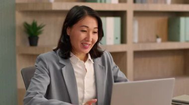 Ofiste çalışan mutlu Asyalı iş kadını. Laptop e-postası şanslı kız internetten iyi haberler alıyor. Heyecanlı Koreli Çinli Japon zaferini kutluyor.