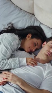 Kafkasyalı mutlu çift, yatak odasında birlikte uyuyan erkek, hayal kuran aşıklar, rahat uyuyun, hafta sonu dinlenin, uyanın, yumuşak şilteli yatak odasında uyuyun, karı koca, sevgili, evlilik kucaklaşması.