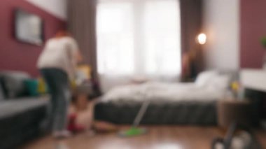 Odaklanamayan kadın yatak odasındaki düzensizliği temizliyor. Kirli ev işleri, bakım, ev hanımı, otel odasının zeminini temizliyor.