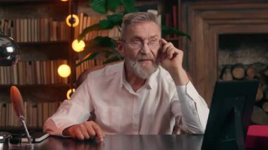 Düşünceli, düşünceli, yaşlı, beyaz, yaşlı, erkek, iş adamı, ofis içi, mutlu, olgun, yaşlı, gülümseyen, tereddütlü, yaratıcı bir düşünce.