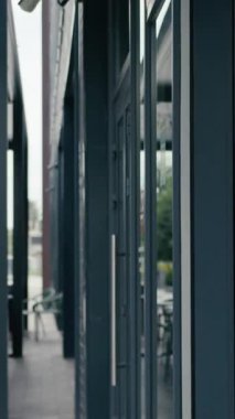 Kafkasyalı iş adamı cep telefonundan konuşuyor. Ofise geliyor. İşveren, yetişkin, erkek, resmi yatırımcı, emlakçı, emlakçı.