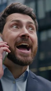 Kızgın iş adamı, kızgın Kafkasyalı işadamı cep telefonundan konuşuyor sinirli, sinirli, sinirli, sinirli erkek işveren, sinirli, bağırıyor, cep telefonu çatışması şehir içi kavgası.