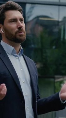 Şehirdeki iş adamı, Kafkasyalı, telefon kulaklıklı, profesyonel iş adamı, girişimci, girişimci, emlak müteahhidi, şehir merkezindeki uzak iletişim aracı.