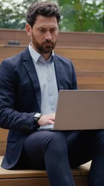 Kafkasyalı iş adamı laptopunu daktilo ediyor dışarıda çalışıyor kahve fincanı içiyor erkek girişimci iş adamı serbest çalışan müşterisi dışarıda bilgisayardan internet araştırması yapıyor.