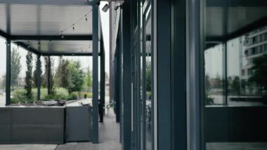 Kafkasyalı iş adamı cep telefonundan konuşuyor. Ofise geliyor. İşveren, yetişkin, erkek, resmi yatırımcı, emlakçı, emlakçı.