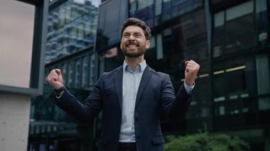 Heyecanlı iş adamı, harika haberler, harika iş teklifi, açık hava, zengin iş adamı, mutlu iş adamı, başarıyı kutlayan yatırımcı, gayrimenkul zaferini kutlayın.