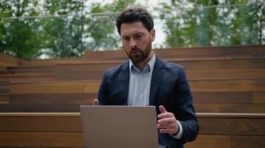 Stresli Kafkasyalı işadamı, şehirdeki internet sorunlu iş adamını sinirlendirdi. Endişeli erkek işveren müdürü, mimar, girişimci, e-posta dolandırıcılığı, aşırı çalışma sorunu.