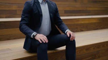 Kafkasyalı iş adamı dışarıda bekle. Randevu tarihi belli. Gergin, orta yaşlı, iş adamı, sabırsız.