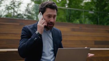 Öfkeli Kafkasyalı iş adamı cep telefonu konuşmasını tartışır sinirli iş adamı kavga eder cep telefonu işvereni erkek işvereni iş bilgisayarı çığlık çığlığa bağırır kavga et, konuş, konuş, konuş, akıllı telefon ara şehir.