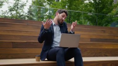 Kızgın Kafkasyalı işadamı cep telefonuyla şehir dışındaki iş yerini aradığını iddia ediyor. İşveren meşgul, akıllı telefon görüşmeleri. Erkek adam sinirlenmiş, deli, iş adamı, girişimci sorunu.